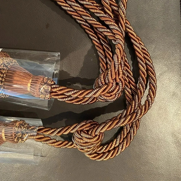 Gorgeous brown curtain holders - Picture 2 of 6